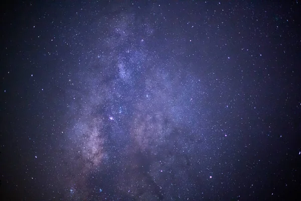 Samanyolu galaksisi ve evrendeki uzay tozu, tahıllı uzun pozlu fotoğraf..