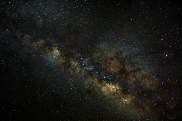 Kainatta yıldızlar ve uzay tozuyla Samanyolu Galaksisi