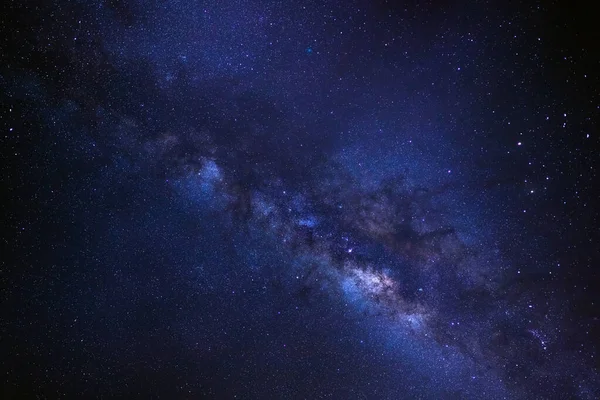 Kainatta yıldızlar ve uzay tozuyla Samanyolu Galaksisi