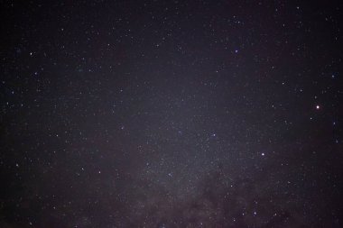 Kainatta yıldızlar ve uzay tozuyla Samanyolu Galaksisi