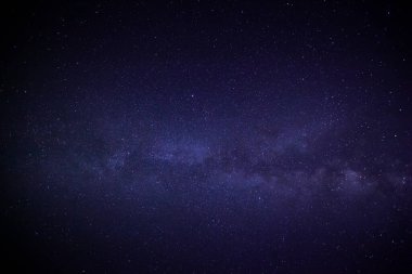 Kainatta yıldızlar ve uzay tozuyla Samanyolu Galaksisi