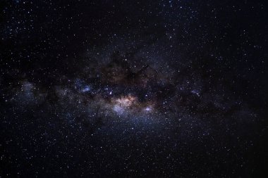 Kainatta yıldızlar ve uzay tozuyla Samanyolu Galaksisi