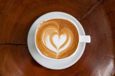 ahşap üzerine sütlü kahve fincan Üstten Görünüm