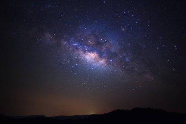 Kainatta yıldızlar ve uzay tozuyla Samanyolu Galaksisi