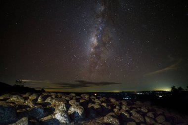 Samanyolu Galaksisi PhuHinRongkla Milli Parkı 'ndaki evrende yıldızlar ve uzay tozlarıyla