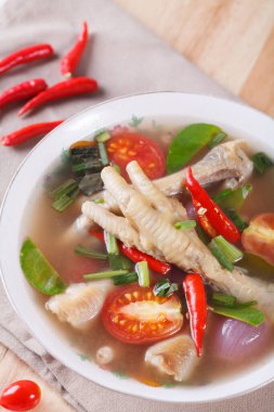 ekşi ve baharatlı tavuk ayakları çorbası