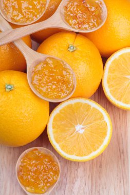 Tahtada portakal reçeli ile taze portakal