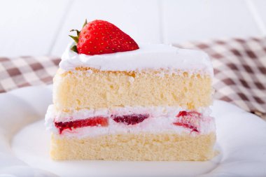 Çilekli Cheesecak ahşap masada.