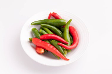 Beyaz arka planda kırmızı biber