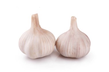 Beyaz arkaplanda taze sarımsak var.