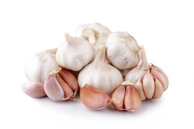 Beyaz arkaplanda taze sarımsak var.