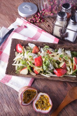 Tahta masada taze meyve salatası.