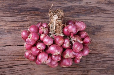 ahşap arka plan üzerinde kırmızı soğan