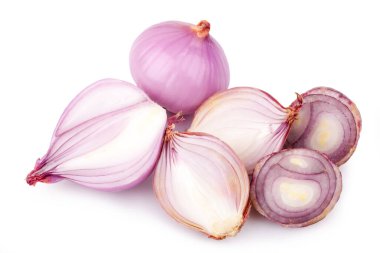 Beyaz adam izole kırmızı soğan dilimlenmiş