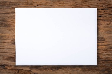 Eski ahşap masa üzerinde beyaz kağıt