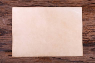 Eski kağıt üzerinde eski ahşap masa