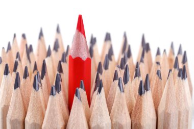 Birçok olanlar arasında bir keskinleşmiş kırmızı kalem