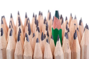 Birçok olanlar arasında bir keskinleşmiş yeşil kalem