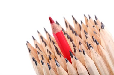 Birçok biri arasında bir keskinleşmiş kırmızı kalem