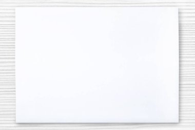 beyaz tahta masa üzerinde beyaz kağıt