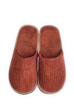 Kahverengi yün terlik beyaz grupta izole edilmiş.