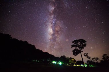 Phitsanulok Tayland 'daki Phu Hin Rong Kla Milli Parkı' ndaki orman üzerinde Samanyolu.