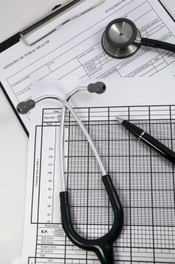 Boş Hasta Bilgileri Üzerine Kalem ve Stetoskop