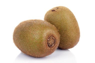 Beyaz arkaplanda yalıtılmış Kivi meyvesi