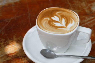 Ahşap masada bir fincan kahve.