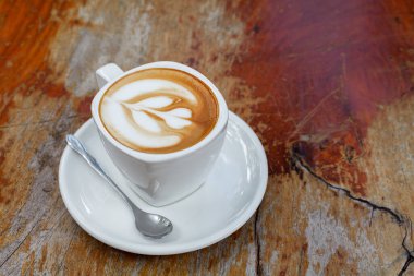 Ahşap masada bir fincan kahve.