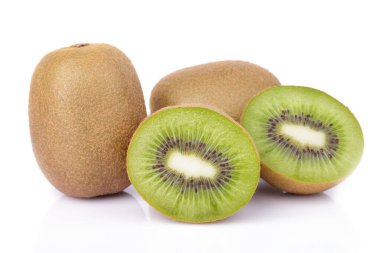 Beyaz adam izole dilimlenmiş kivi