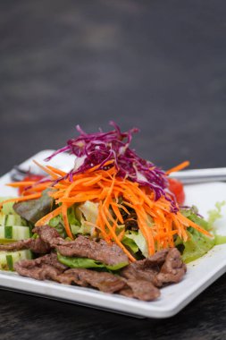 Kırmızı lahana ve havuçlu Asya usulü sığır eti salatası.