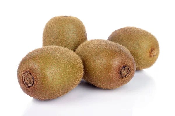 Beyaz arkaplanda yalıtılmış Kivi meyvesi