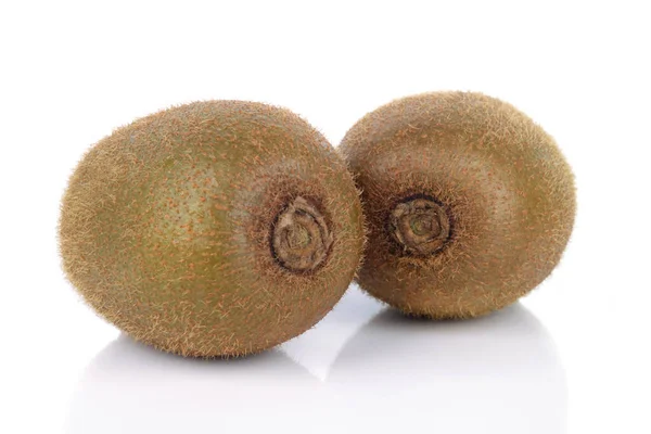 Beyaz arkaplanda yalıtılmış Kivi meyvesi