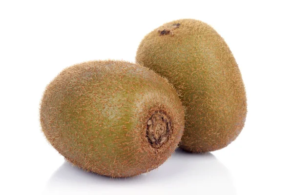 Beyaz arkaplanda yalıtılmış Kivi meyvesi