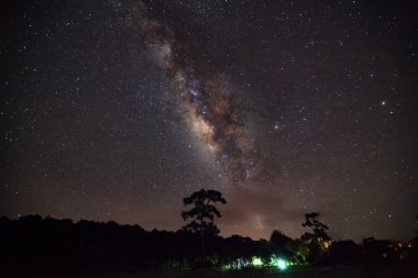 Samanyolu ve ağaç siluet bulut, uzun pozlama fotoğraf ile