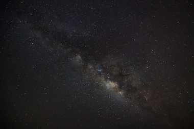 bir gece gökyüzü, tahıl ile uzun pozlama fotoğraf üzerinde güzel milkyway