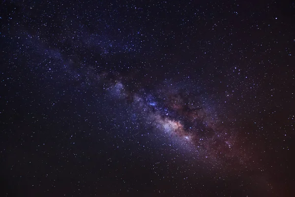 夜の空は、長時間露光の写真の美しいミルキーウェイ — ストック写真