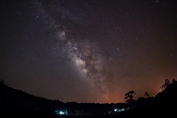 La galaxia de la Vía Láctea Panorama, Fotografía de larga exposición, con grano — Foto de Stock