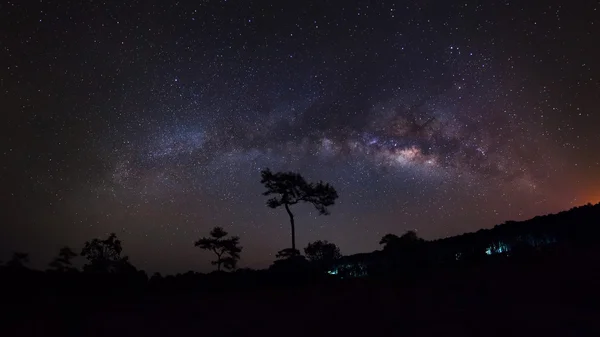 長時間露光の写真パノラマ天の川銀河 — ストック写真