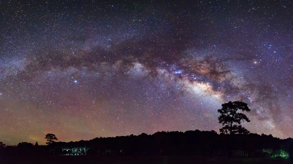 Panorama hermosa vía láctea en un cielo nocturno. Fotografía de larga exposición. Con grano — Foto de Stock