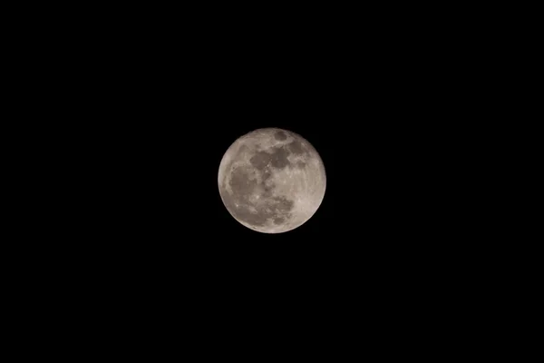 Lua cheia sobre o céu negro escuro à noite — Fotografia de Stock