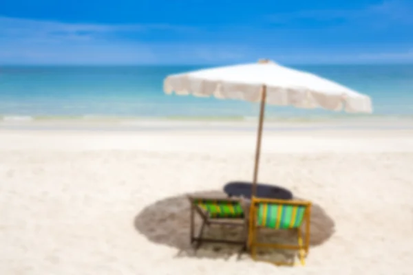 Mar azul borrado e praia de areia branca, conceito de fundo de verão — Fotografia de Stock