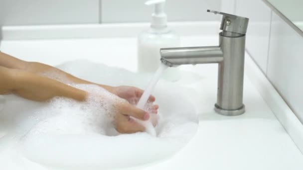 어린 아이가 비누로 손을 씻는 모습. — 비디오