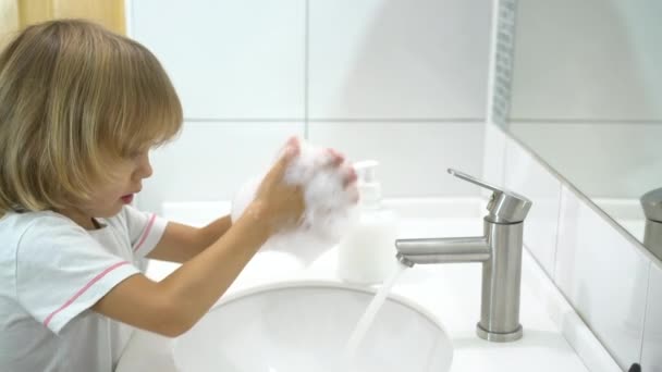 Niño pequeño lavándose las manos con un jabón líquido. — Vídeos de Stock