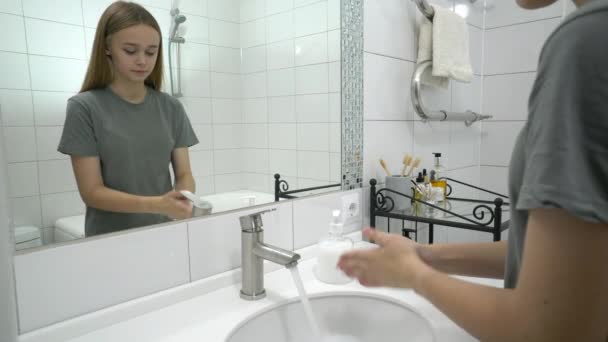 Coronavirus-Prävention. Eine Frau wäscht sich zu Hause gründlich die Hände mit Seife und warmem Wasser. — Stockvideo