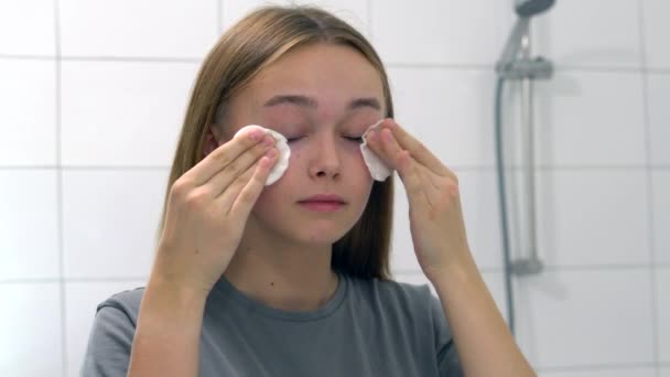 Jeune femme tenir coton pad disque nettoyant propre peau du visage avec nettoyant. — Video