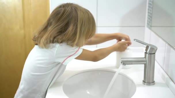En liten grabb som tvättar händerna med flytande tvål. — Stockvideo