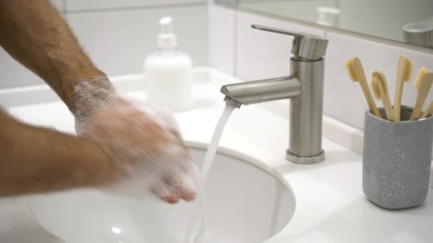 코로나 바이러스 예방. 집에서 비누와 따뜻 한 물로 손을 철저히 씻는 사람. — 비디오