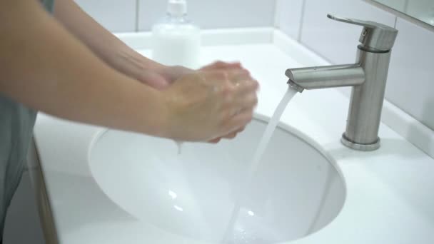 코로나 바이러스 예방. 집에서 비누와 따뜻 한 물로 손을 철저히 씻는 여자. — 비디오